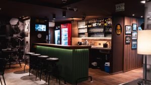 Um bar para os apreciadores de sinuca, em ponto icônico de Porto