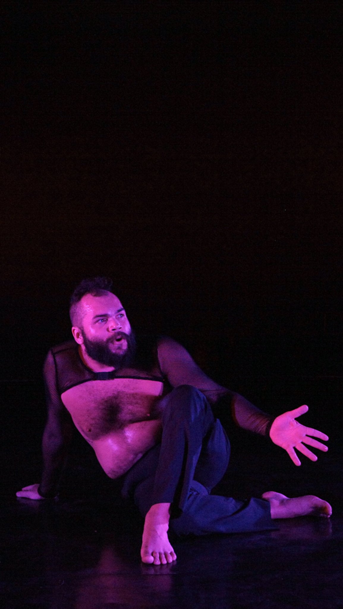Jeferson Cabral estreia espetáculo de dança-teatro BIXA , no Teatro do SESC