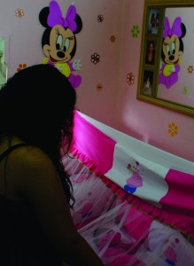 Ana Paula, mãe e viúva aos 17 anos, não recebe assistência do Estado para cuidar da filha Ana Vitória.
