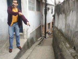 Josilmar encena execução do irmão, a marca do disparo ainda está visível