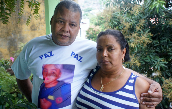 Adilson e Teresa estampam cartazes e camisetas, organizam manifestos, lutam pela justiça no caso do assassinato do filho Oldemar