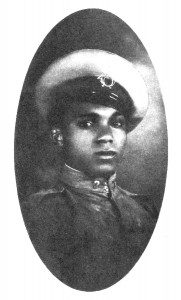 Com um uniforme escolar 