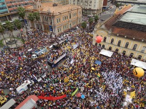 Cerca de 40 mil servidores compareceram ao Largo Glênio Peres 