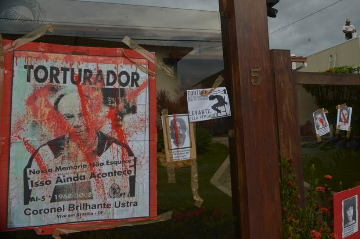 Brasília - Integrantes do Movimento dos Pequenos Agricultores (MPA) protestaram com faixas e cartazes em frente a casa do coronel reformado Carlos Alberto Brilhante Ustra (Fabio Rodrigues Pozzebom/Agência Brasil)