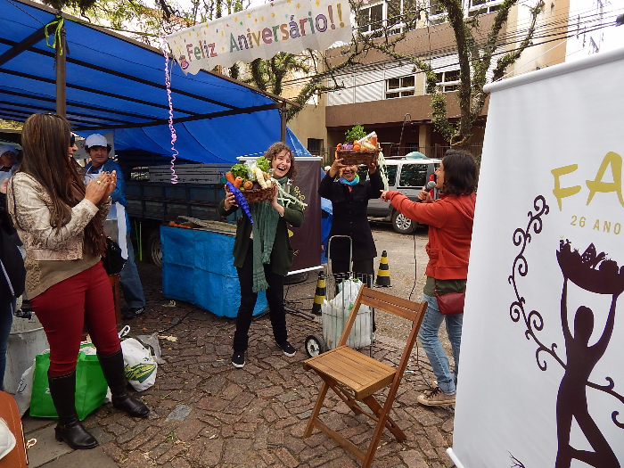 Julhana Alecrim e Mirian Diniz receberam cesta de orgânicos e camisetas com a estampa criada