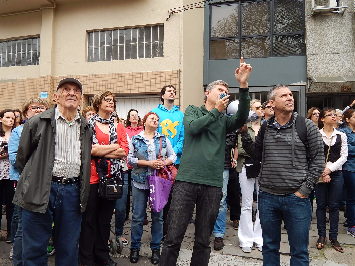 O arquiteto Cláudio Calovi orienta os participantes através de um megafone