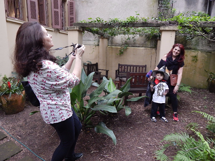 Visitantes aproveitam para tirar uma foto no jardim da Casa Lutzenberger