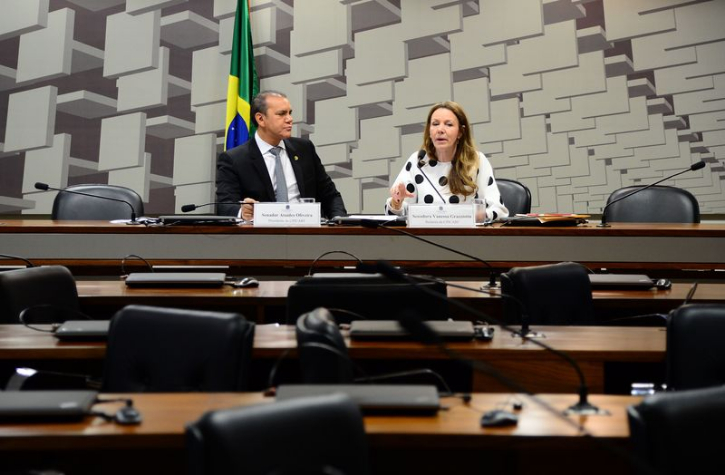 O presidente da CPI do CARF, senador Ataídes Oliveira, e a relatora, senadora Vanessa Grazziotin, durante a leitura do relatório final / Foto Antônio Cruz/Agência Brasil