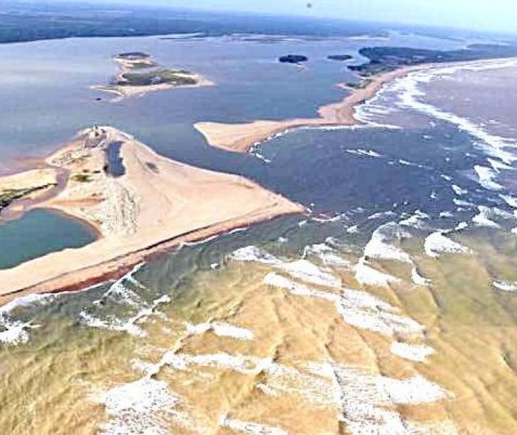 Ao chegar ao mar, a lama tóxica se espalha por 9 km de litoral capixaba / Foto Fred Loureiro Secom/ES