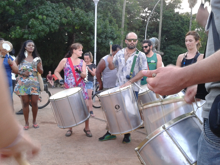 Qualquer pessoa pode chegar com seu instrumento e se somar à roda / Jornal Já