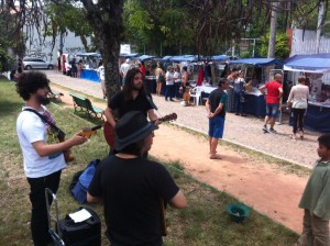Á tarde, a banda xxxxx animou quem circulou pelo Brique