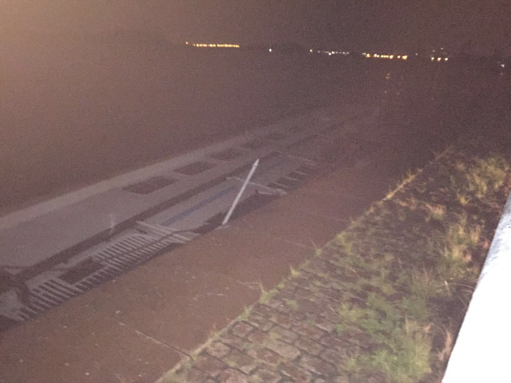 Embarcação não aguentou fortes ventos e tombou