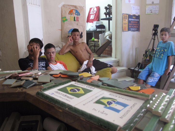 Crianças da ocupação observavam atentas o trabalho de montagem / Foto Matheus Chaparini