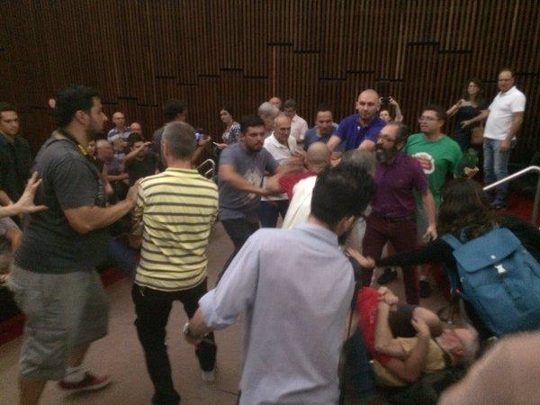 Durante o tumulto, um homem foi derrubado por manifestantes pró-Bolsonaro e agredido no chão / Foto Correio do Povo